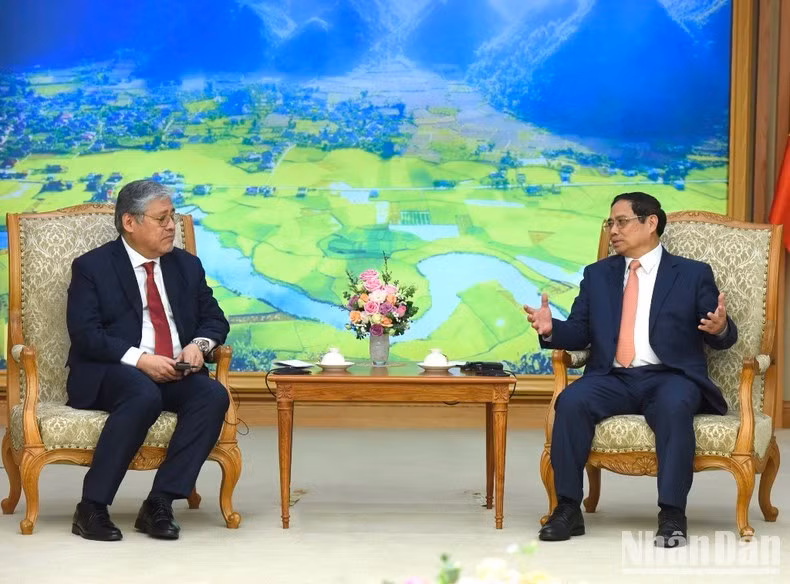 Prime Minister Pham Minh Chinh (R) and Secretary of Foreign Affairs of the Philippines Enrique A. Manalo. (Photo: NDO/Tran Hai)
