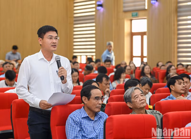 Voter Le Duc Hop contributes ideas on tourism development.