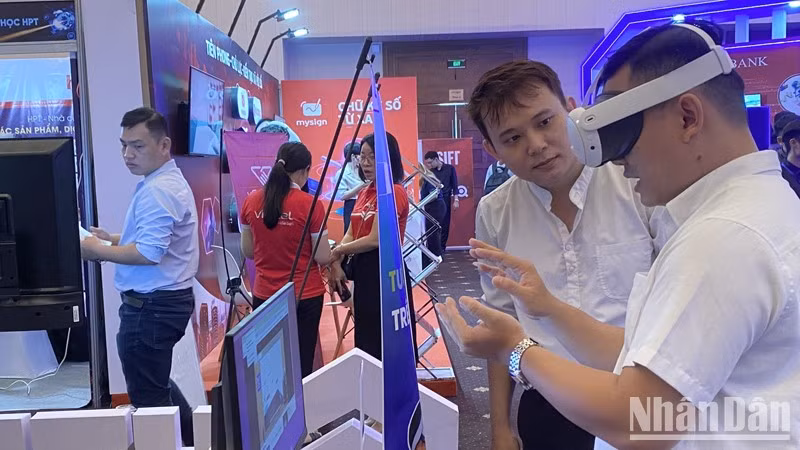Visitors at an exhibition held within the framework of Ho Chi Minh City digital transformation week
