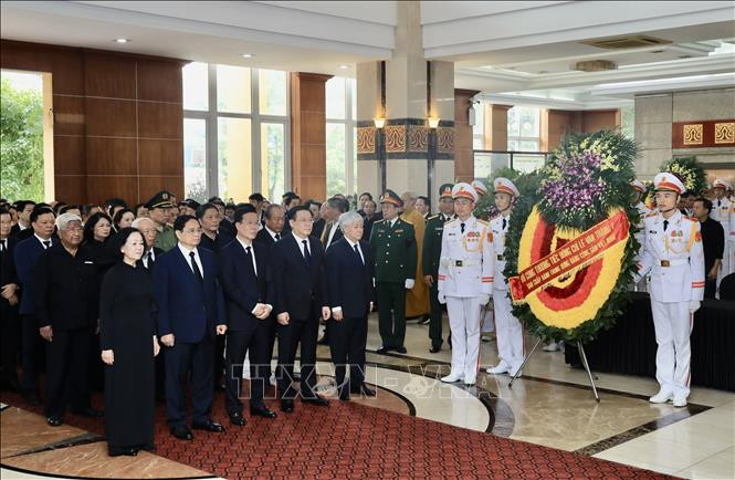 The delegation of the Party Central Committee pays tribute to late Deputy PM Le Van Thanh at the funeral in Hai Phong city on August 24. (Photo: VNA)