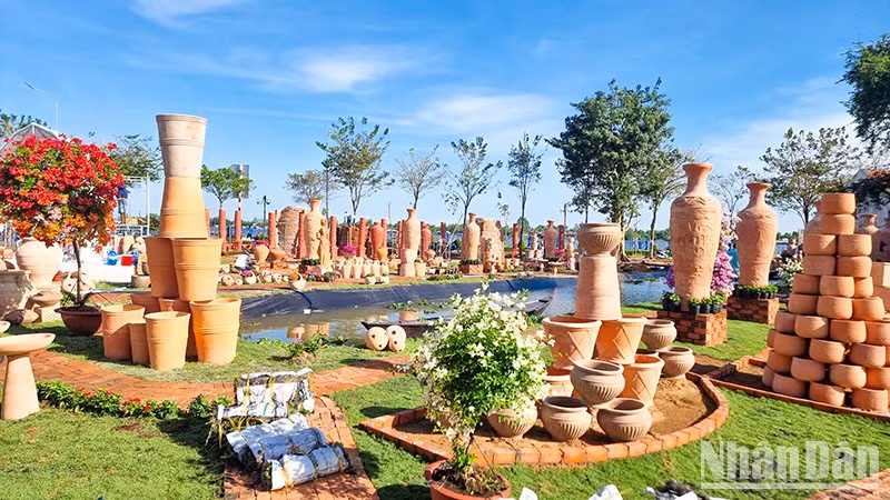 Park introduces essence of red pottery-making craft in Vinh Long 