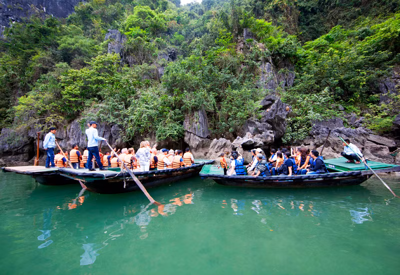 Ha Long Bay greets nearly 2 million visitors, including 360,000 foreigners, since the beginning of this year (Photo: baoquangninh.vn)