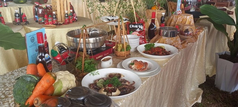 Chefs in the southern province of Kien Giang have jointly made a national record by making 100 dishes from flower crabs (Photo: NDO)