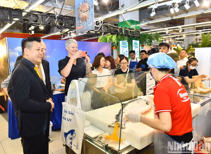 Norwegian Ambassador Hilde Solbakken visited and took photos of a booth introducing Norwegian salmon products at a WinMart supermarket. Norwegian Ambassador Hilde Solbakken visited and took photos of a booth introducing Norwegian salmon products at a WinMart supermarket.