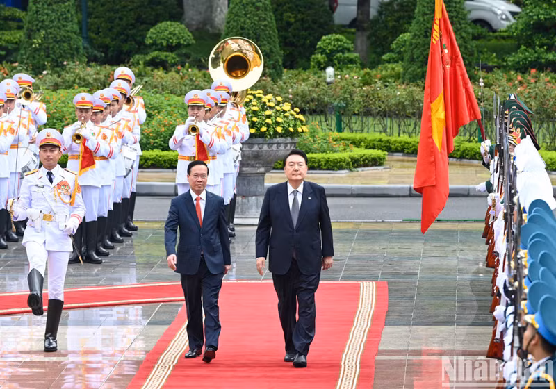 President Vo Van Thuong and RoK President Yoon Suk Yeol inspect the guards of honour at the welcome ceremony.
