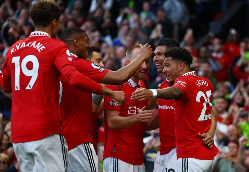 Soccer Football - Premier League - Manchester United v Chelsea - Old Trafford, Manchester, Britain - May 25, 2023 Manchester United's Casemiro celebrates scoring their first goal with teammates REUTERS/Molly Darlington.
