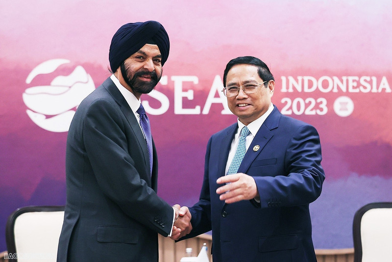 Prime Minister Pham Minh Chinh (R) and World Bank President Ajay Banga in Jakarta.(Photo: baoquocte.vn)