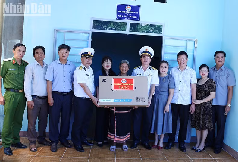 Five social house worth 80 million VND each handed over to a families of policy beneficiaries in Kon Tum province.