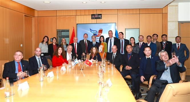 Participants in the establishment ceremony for the Israel - Vietnam Friendship Association pose for a group photo. (Photo: VNA)