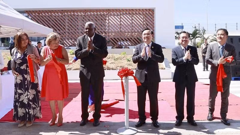 National Assembly Chairman Vuong Dinh Hueand President of the National Assembly of People's Power of Cuba Esteban Lazo Hernandez cut the ribbon to inaugurate Suchel-TBV washing powder factory (Photo: VNA)