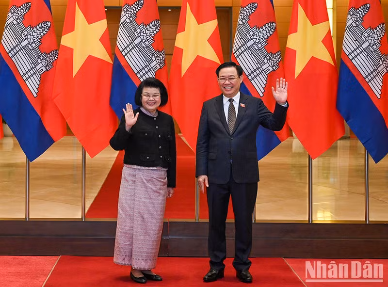 NA Chairman Vuong Dinh Hue (R) and President of the Cambodian NA Samdech Khuon Sudary (Photo: NDO)