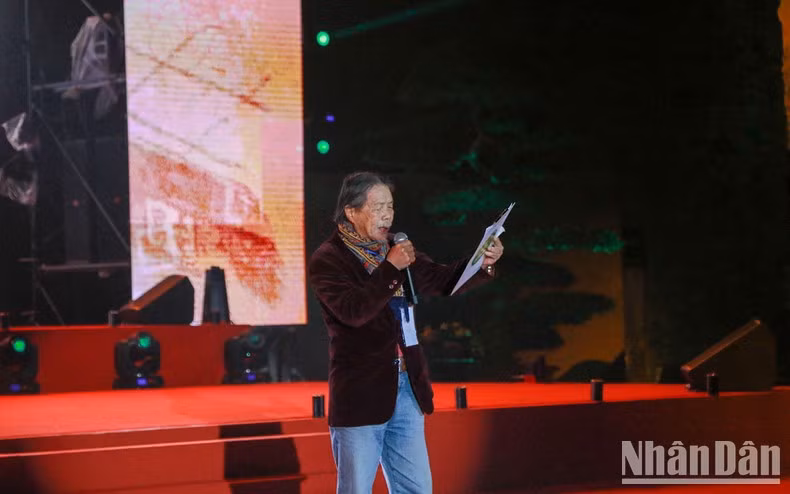 Poet Thi Hoang recited his poem at the programme.