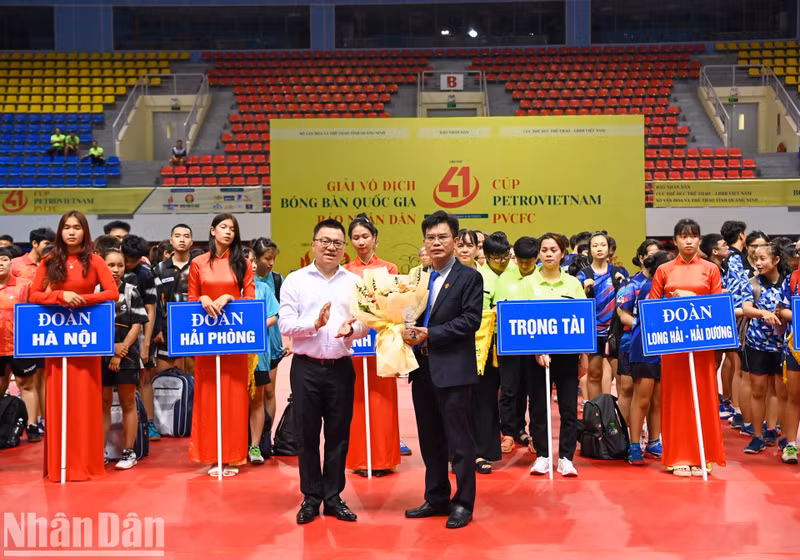 Editor-in-chief of Nhan Dan Newspaper Le Quoc Minh presents a certificate of merit to PVCFC, in recognition of the company’s contributions to the tournament over the past 11 years.