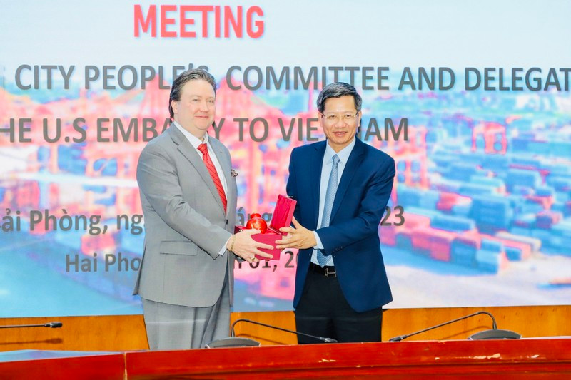  Standing Vice Chairman of Hai Phong city's People’s Committee Le Anh Quan and US Ambassador to Vietnam Marc E. Knapper (Photo: NDO/Ngo Quang Dung)