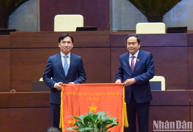 NA Standing Vice Chairman Tran Thanh Man awards the Government’s emulation flag to the NA Office’s Human Resources Department.