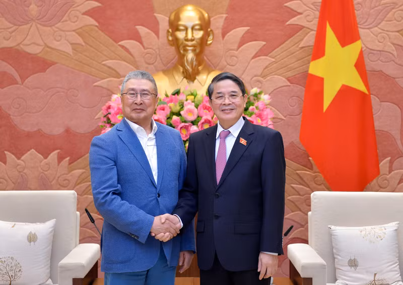 Vice Chairman of the Vietnamese National Assembly Nguyen Duc Hai (R) and Chairman of the RoK – Vietnam Friendship Association Lee Shin-jae (Photo: quochoi.vn)