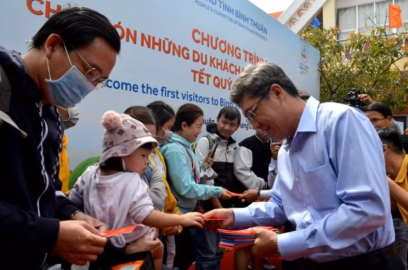 At the welcome ceremony for the first visitors to Binh Thuan province.