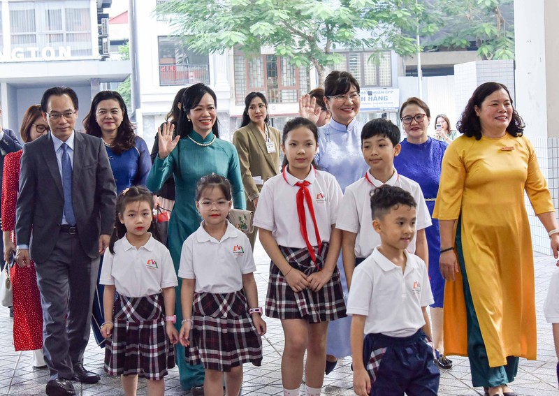 Phan Thi Thanh Tam, spouse of President Vo Van Thuong, and Bolortsetseg Luvsandorj, spouse of Mongolian President Ukhnaagiin Khurelsukh, visit Chu Van An Primary School. (Photo: baoquocte.vn)