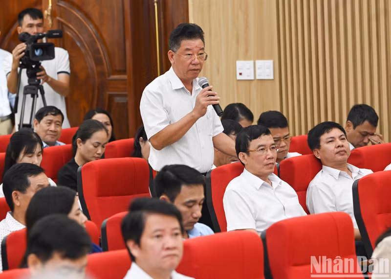 Voter Dinh Xuan Nguyen from Van Huong ward voices his opinions on land management.
