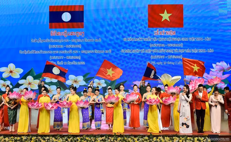 A cultural and artistic exchange programme to celebrate the Vietnam-Laos, Laos-Vietnam Solidarity and Friendship Year 2022. (Photo: VNA) 