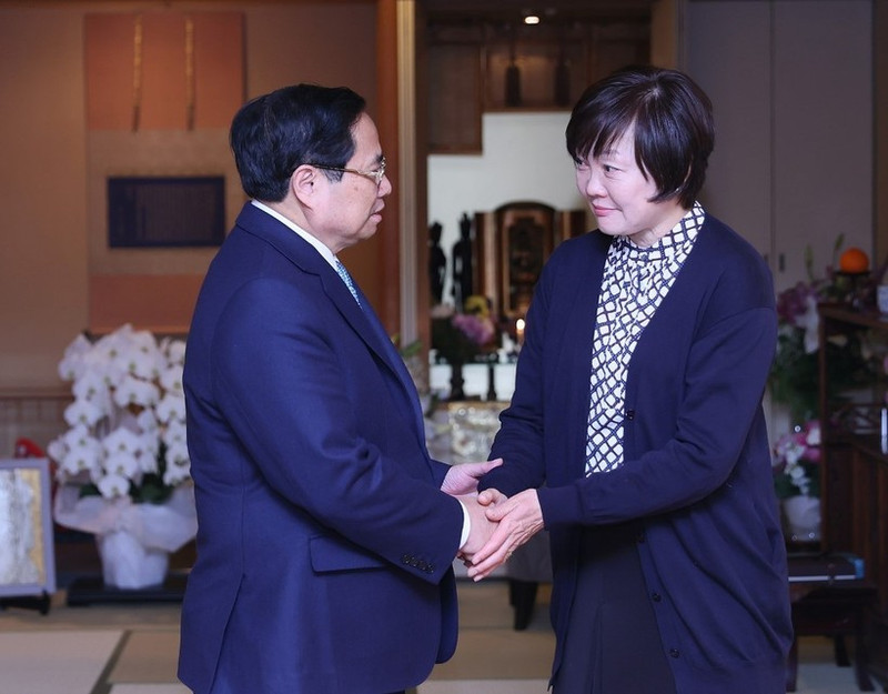 Prime Minister Pham Minh Chinh (L) visits widow Abe Akie (Photo: VNA)