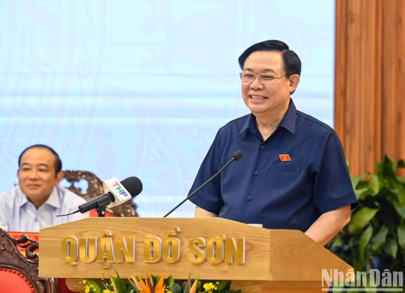 NA Chairman Vuong Dinh Hue speaking at the meeting