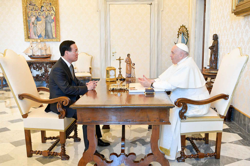 President Vo Van Thuong (L) meets with Pope Francis. (Photo: Vatican Media)