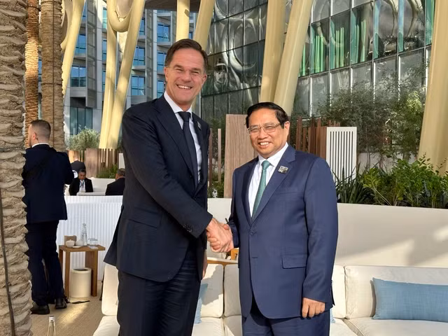 Prime Minister Pham Minh Chinh (R) and Dutch PM Mark Rutte (Photo: VTV)
