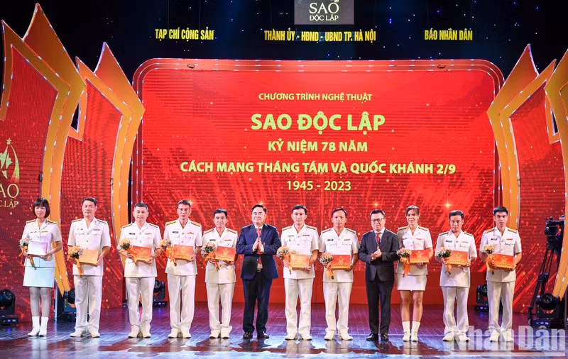 Gifts are presented to naval soldiers who have made significant contributions to the national sovereignty over the seas and islands.