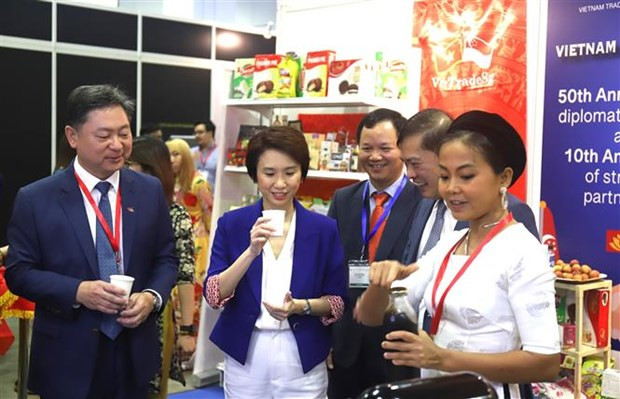 Visitors at the Vietnam booth (Photo: VNA)