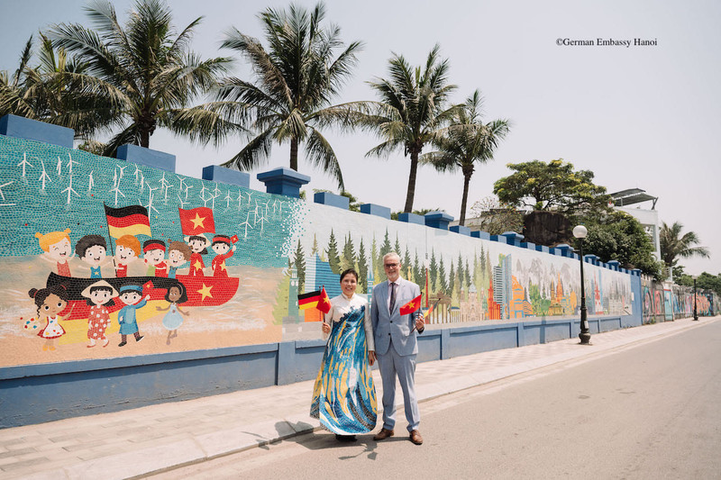 Artist Nguyen Thu Thuy and German Ambassador to Vietnam Guido Hildner at the inauguration of the mosaic mural (Photo: German Embassy Hanoi)