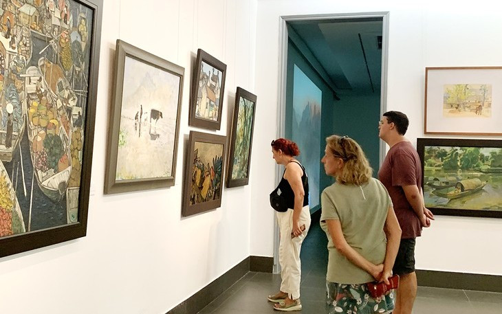 The exhibition attracts many foreign visitors on the opening day (Photo: VOV)