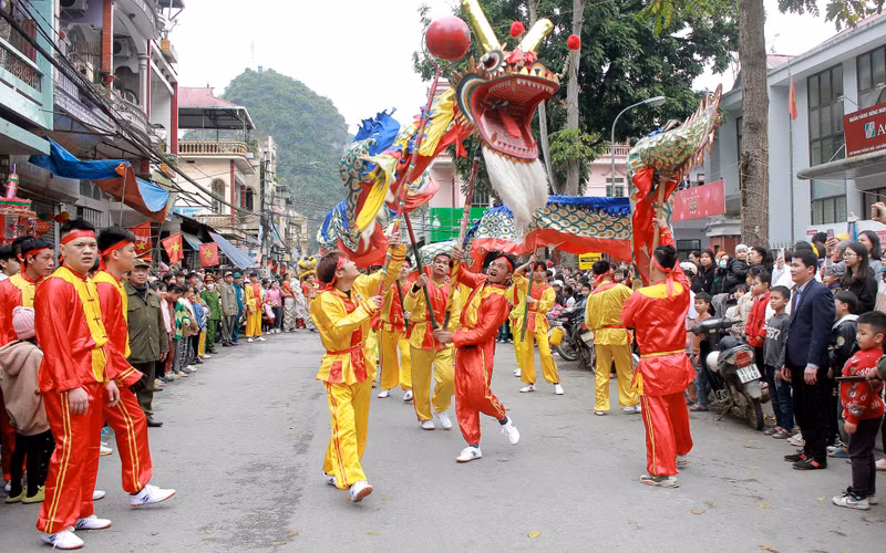 A lion dance at the festival (Photo: tuyengiaocaobang.vn)