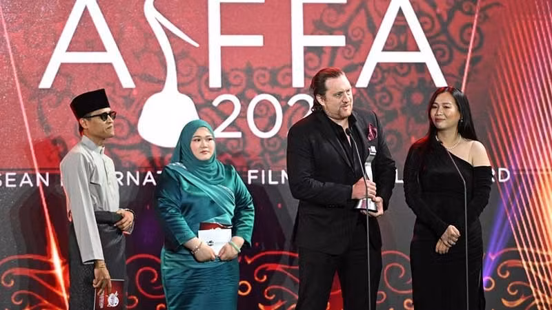 Director Aaron Toronto and screenwriter Nha Uyen receive the award on behalf of Kim B at AIFFA 2023 (Photo courtesy of the film crew)