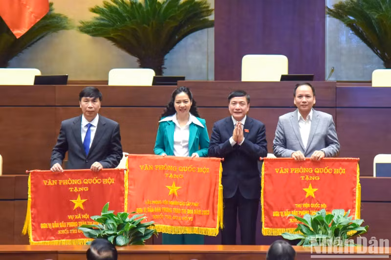 NA General Secretary and Chairman of the NA Office, Bui Van Cuong, awards the NA Office’s emulation flag to the Department of Social Issues, NA’s Library, and the Institute of Legislative Research.