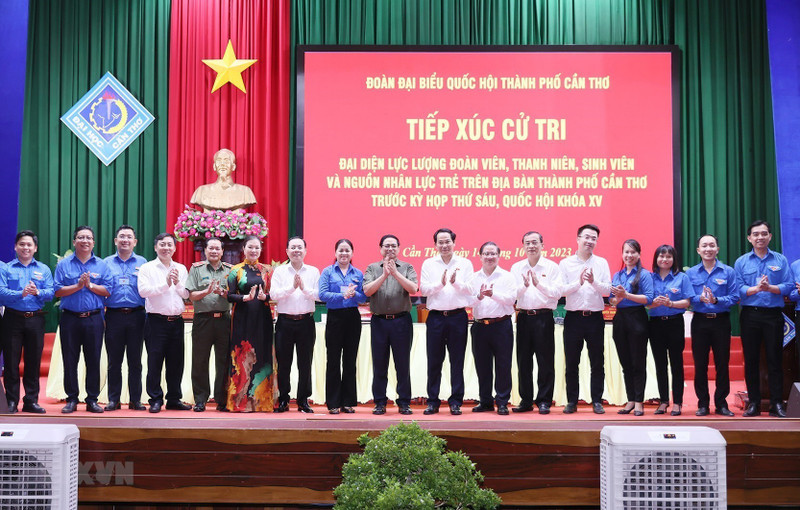 Prime Minister meets young voters of Can Tho city (Photo: VNA)