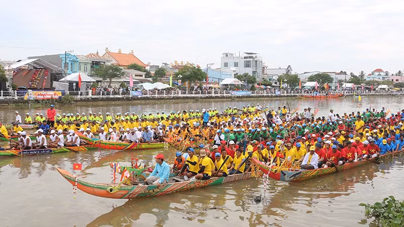 A boat race held within the framework of the Ok Om Bok Festival