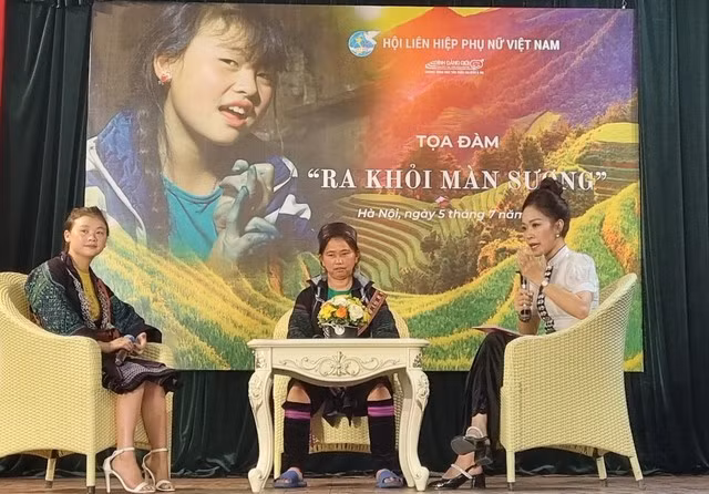 Ma Thi Di (first from left) and her mother Chau Thi Say (second from left) share their story at the seminar (Photo: thanhnien.vn)