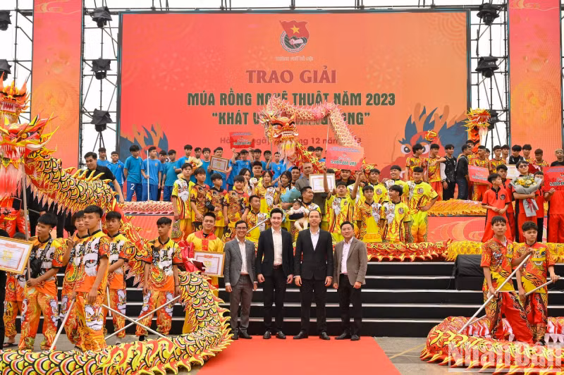 Winners of the dragon dance competition honoured.