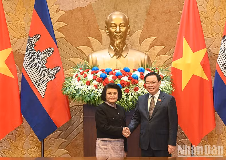 NA Chairman Vuong Dinh Hue (R) and Cambodian National Assembly (NA) President Samdech Moha Khuon Sudary. (Photo: NDO)