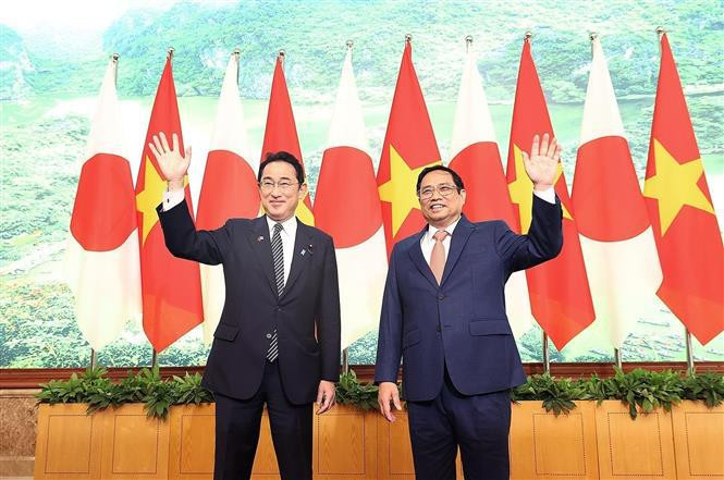Prime Minister Pham Minh Chinh and his Japanese counterpart Kishida Fumio (Photo: VNA)