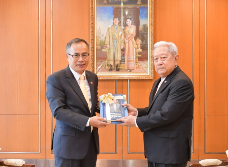 President of Thai Privy Council Surayud Chulanont (R) and Vietnamese Ambassador Phan Chi Thanh at the meeting in Bangkok on August 29 (Photo: VNA)
