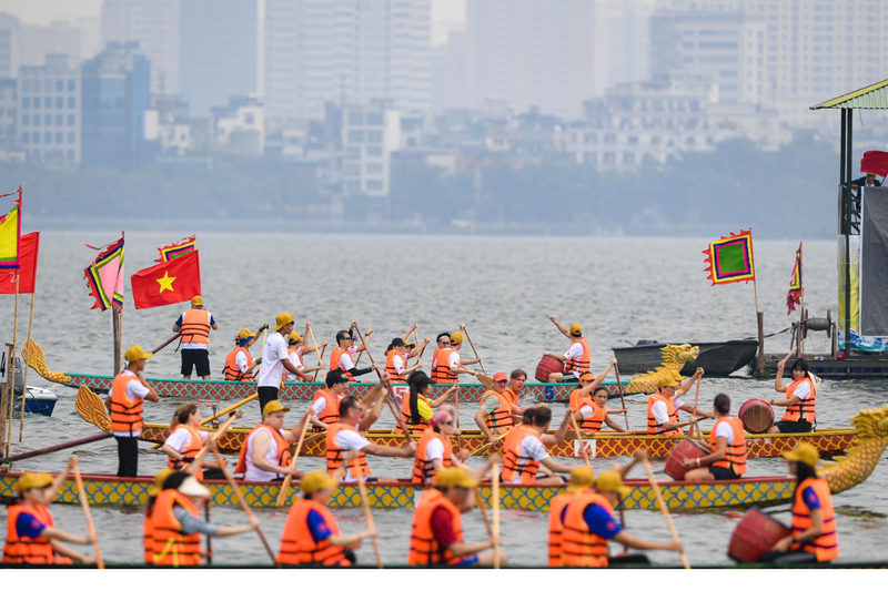 The 2023 Hanoi dragon boat racing festival attracts 40 teams (Photo: congly.vn)