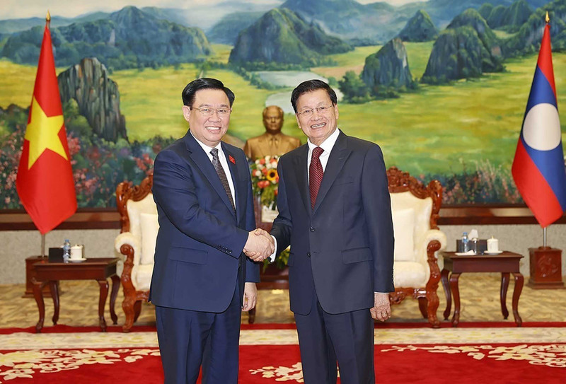 National Assembly Chairman Vuong Dinh Hue (L) and General Secretary of the Lao People's Revolutionary Party (LPRP) Central Committee and President of Laos Thongloun Sisoulith (Photo: VNA)