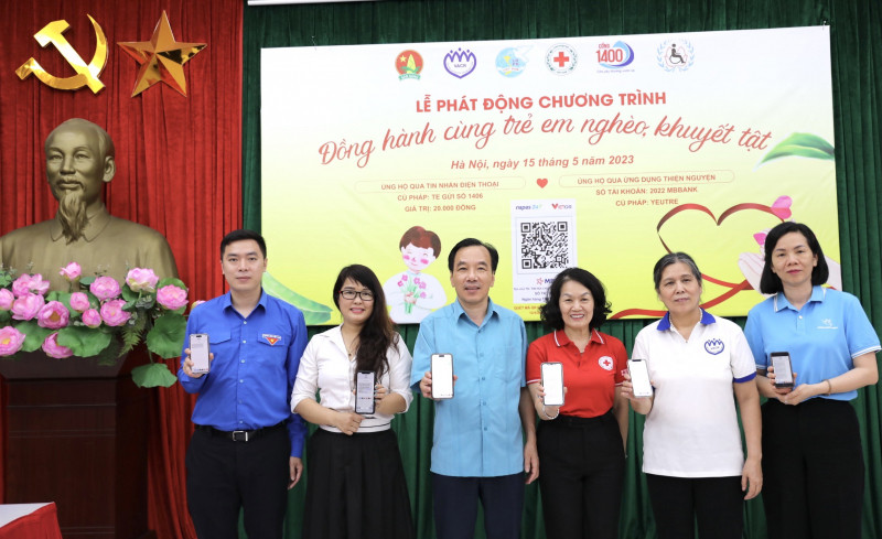 Delegates send text messages to make donations to the campaign (Photo: cand.com.vn)