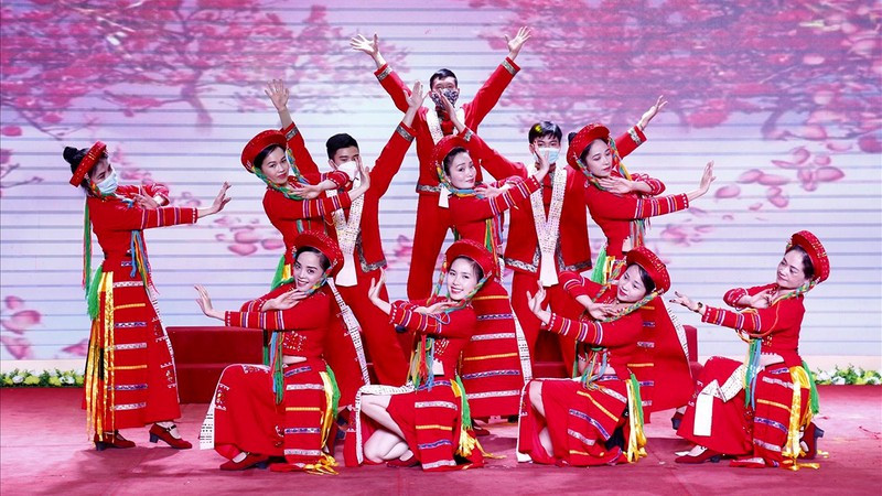 A dance performance entitled ‘Pa Then ethnic girls’ by artists from the Tuyen Quang provincial art troupe. (baodantoc.vn)