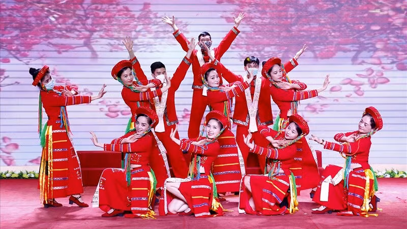 A dance performance entitled ‘Pa Then ethnic girls’ by artists from the Tuyen Quang provincial art troupe. (baodantoc.vn)