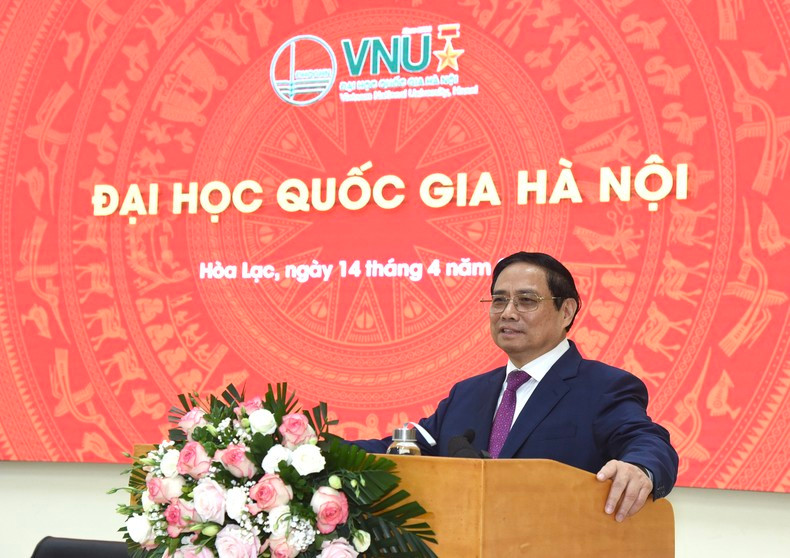 Prime Minister Pham Minh Chinh speaking at a meeting with students of Vietnam National University, Hanoi. (Photo: NDO)
