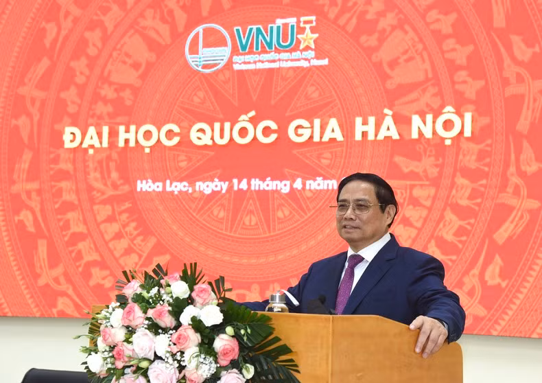 Prime Minister Pham Minh Chinh speaking at a meeting with students of Vietnam National University, Hanoi. (Photo: NDO)