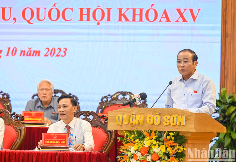 Deputy head of Hai Phong City’s delegation of NA deputies La Thanh Tan delivers a report at the meeting.